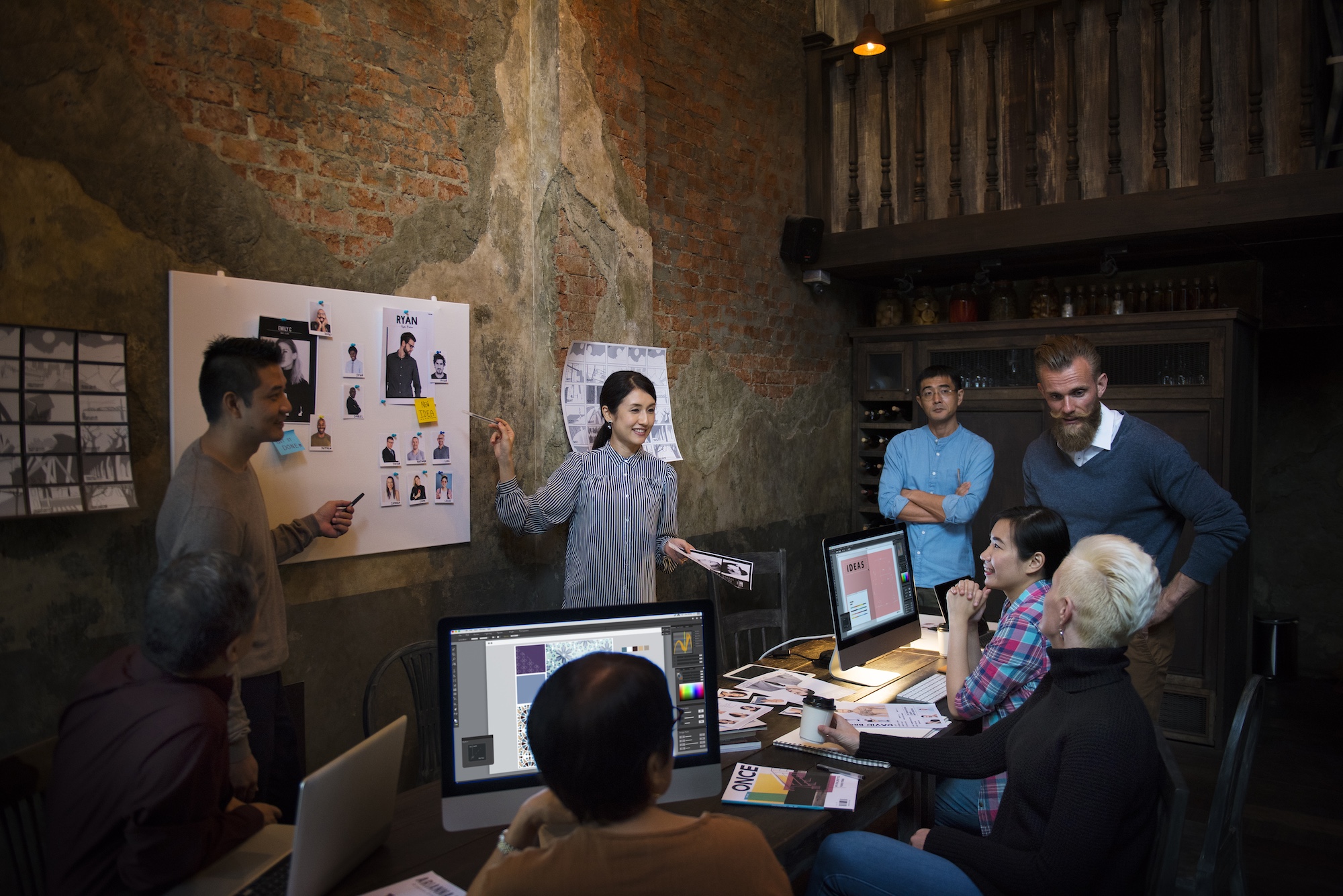 Imagen de un grupo de profesionales de TI trabajando en equipo en un ambiente colaborativo.